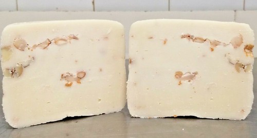 Formaggio con mandorle - con,