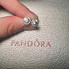 *NUOVI* Orecchini Pandora Originali Argento Classico Eleganza Borchia Zirconi 296272CZ