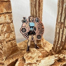 Spilla smaltata Lara Croft