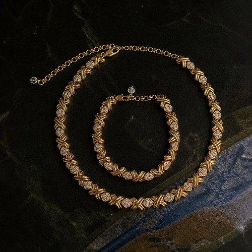 Gioielli con collana - con, e