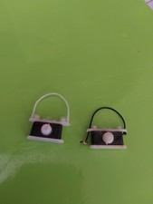 due macchine fotografiche  di