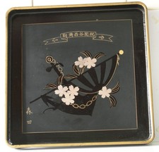 Giappone  W.W. 2. Vassoio di servizio per coppa da sake in legno laccato.