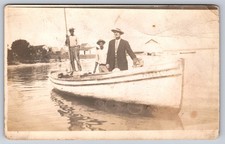 Tre uomini, uno in tuta e due barcaieri, in barca, a Cuba vera foto cartolina