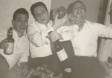 B3 -  Foto Photo Fotografia Anni 60 - Trio Ragazzi Natale Bottiglie Vino