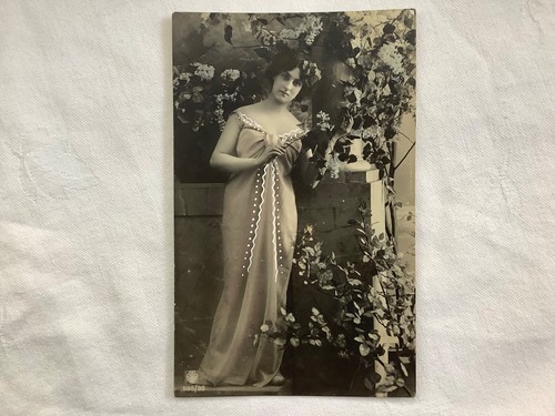 Lady standing next wall - lady,