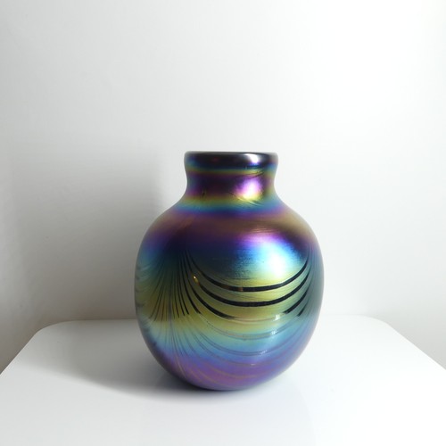Vaso iridescente forma di - a,