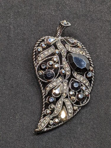 Spilla foglia strass - nero, tono