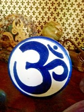 SCATOLINA CERAMICA CON SIMBOLO "OM "ORIGINALE DALL'INDIA FATTA A MANO 