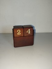 calendario perpetuo da tavolo in legno rivestito di pelle anni '70