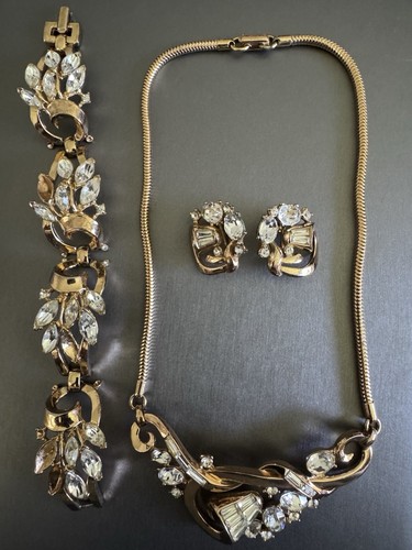 Collana bracciale orecchini - e,