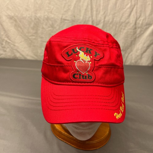 Cappello nuovo con etichette