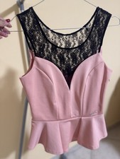 Top GUESS rosa con elegante dettaglio in pizzo nero sul décolleté, Tg XS