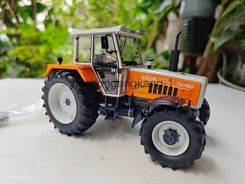 Modellino trattore agricolo