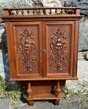 Bellissimo mobile pensile in legno con decorazioni rustiche tipiche valdostane