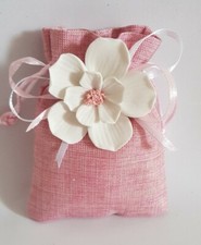 BOMBONIERE PRIMA COMUNIONE SACCHETTINI SEGNAPOSTI FIORE porcellana