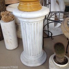 Colonna in cemento e polvere