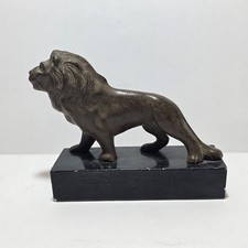 Scultura di leone in bronzo e