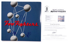 FOO FIGHTERS BAND ALBUM FIRMATO A FORMA DI COLORE VINILE TAYLOR HAWKINS NATE PAT BAS