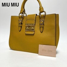 Borsa a mano Miu Miu tote bag in pelle gialla con logo G-card da donna...