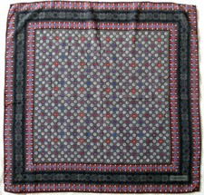 -Superbe  Foulard  VALENTINO soie TBEG  vintage 77 x 80 cm