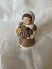 Thun Donna Con Cesta Di Frutta
