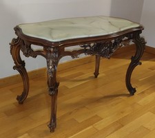 Tavolino stile barocco, ripiano in onice, ricche decorazioni legno intagliato.