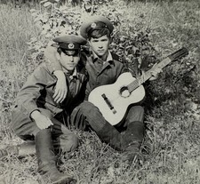 Foto Vintage 2 Bellissimi Giovani Soldati che Mostrano Affetto Toccante~Chitarra~Gay Int