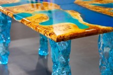 tavolo in legno e resina