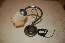 Lume da tavolo, Acciaio brunito e coppa in vetro opale, usato