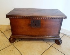 Antico baule in legno di noce