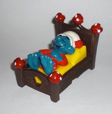 40240 Super puffo nel letto