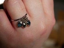 Glamour a Tre Cuori: Anello con Pendenti e Pietre Swarovski