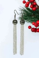 Orecchini lunghi con perle