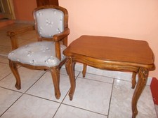 poltrona  da bambini e tavolino in legno