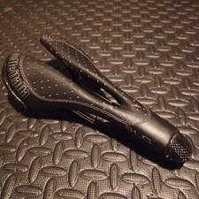 Sella in pelle bovina carbonio