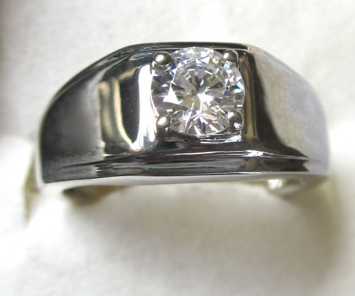 Anello realizzato con - , zirconi