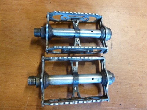 Ancien vélo pédales