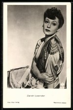 Attrice Zarah Leander, seduta