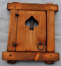 Finestra in legno con grata in