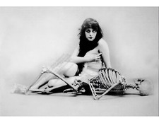 "Donna e il suo scheletro" Dr