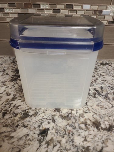 Tupperware bread keeper - tupperware,