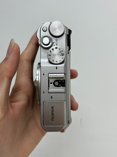 Fotocamera mirrorless rossa