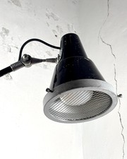 Lampada industriale vintage da tavolo Seminara anni 60 con morsetto e griglia