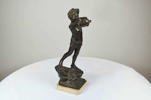 Scultura figura intera con - a,