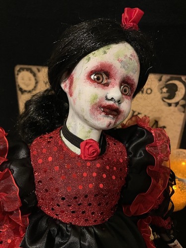 Bambola porcellana arte horror