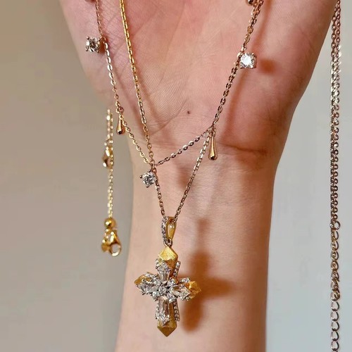 Donna collana con croce - con,
