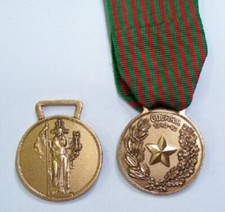 MEDAGLIA GUERRA 40/43 COMPLETA DI NASTRO RIPRODUZIONE ATTUALE WAR WW 1940 / 1943