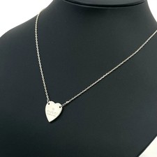 Collana con ciondolo piatto