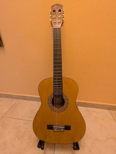Chitarra acustica da ragazzo