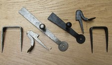 FABBRO FORGIATO A MANO VECCHIO ARMADIO INGLESE PORTA SERRATURA BARRA FERMO